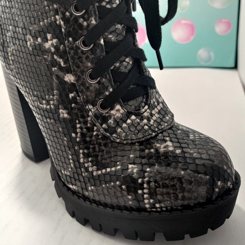 LIMIT High Platform Heel Ankle Bootie Black/Gray